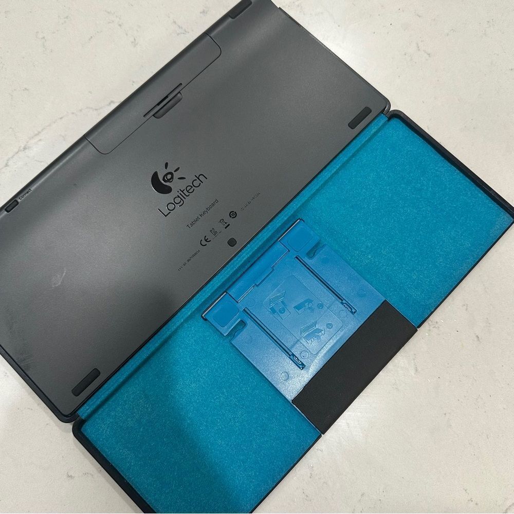 Logitech Wireless tablet Keyboard and stand - Picture 4 of 13